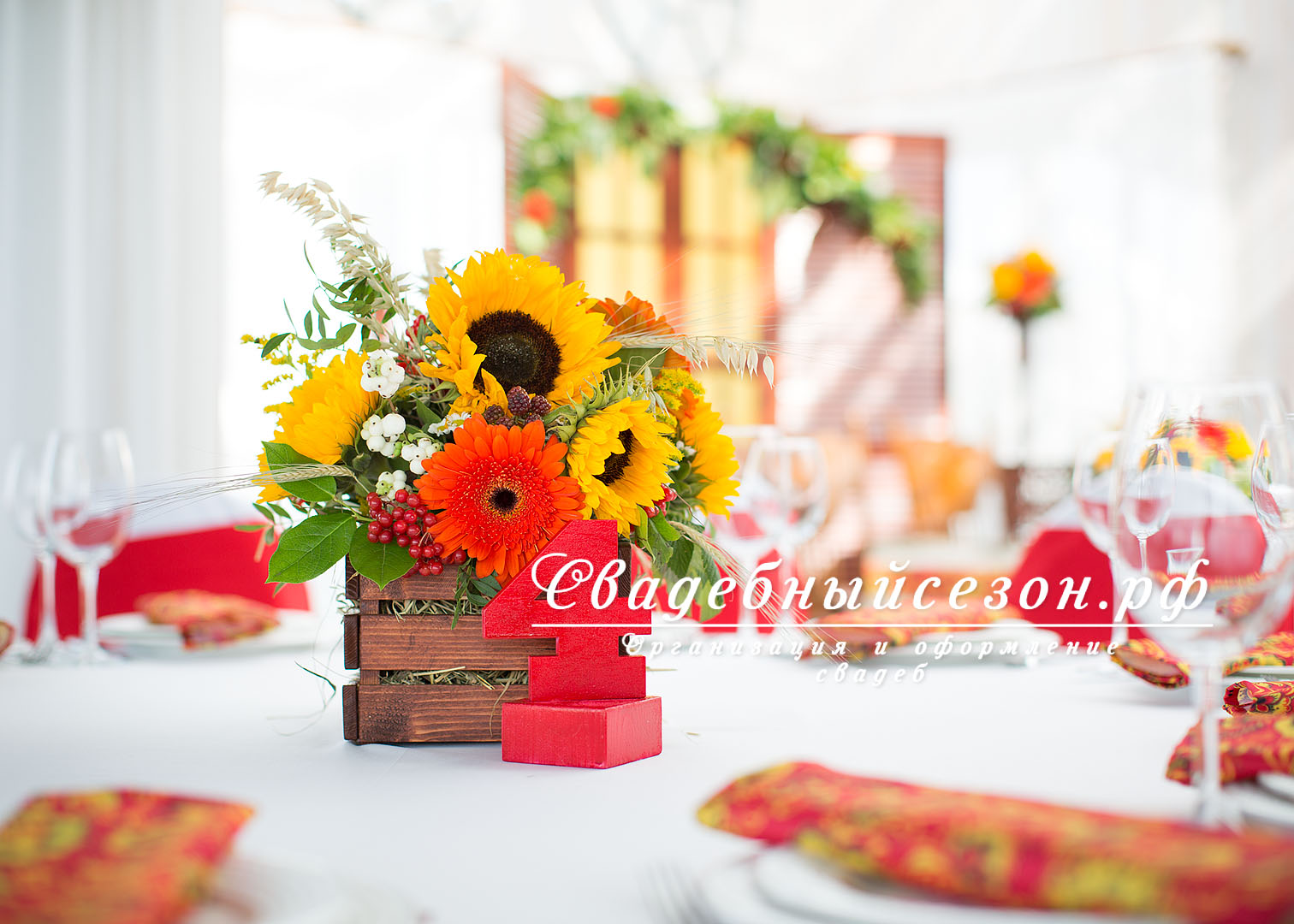 декоративное кашпо с цветами для оформления столов гостей на свадьбе 
